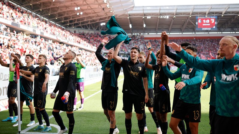 FC Augsburg jubelt in Freiburg | Bild: picture-alliance/dpa FC Augsburg jubelt in Freiburg