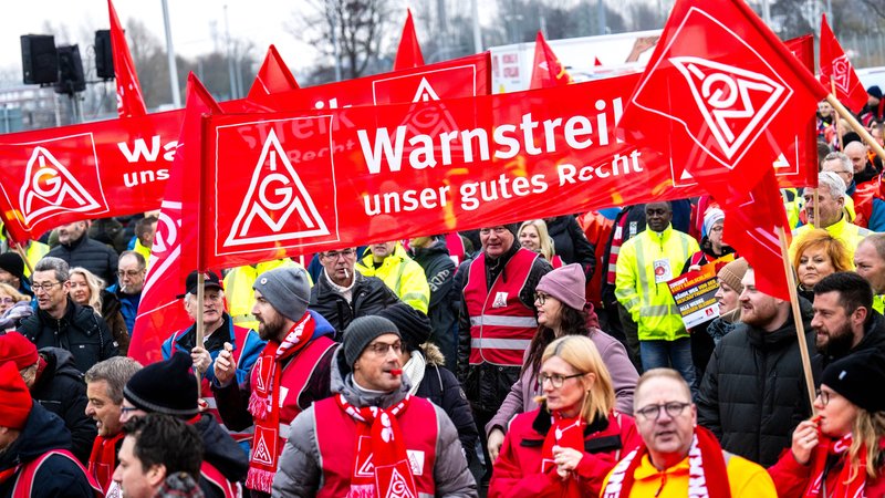 Archiv: 02.12.2024, Niedersachsen, Emden: Streikende stehen vor dem Volkswagen-Werk Emden | Bild: dpa-Bildfunk/Sina Schuldt Archiv: 02.12.2024, Niedersachsen, Emden: Streikende stehen vor dem Volkswagen-Werk Emden