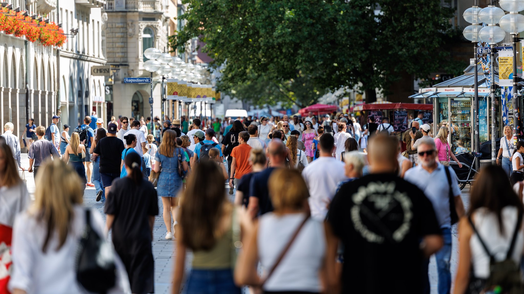 Zahlreiche Menschen gehen in der Innenstadt von München an Geschäften in der Kaufingerstraße vorbei. | Bild: picture alliance / dpa|Matthias Balk Zahlreiche Menschen gehen in der Innenstadt von München an Geschäften in der Kaufingerstraße vorbei.