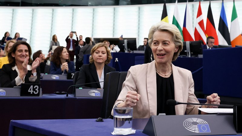 Freude bei Ursula von der Leyen nach dem Votum des EU-Parlaments | Bild: REUTERS/Yves Herman Freude bei Ursula von der Leyen nach dem Votum des EU-Parlaments