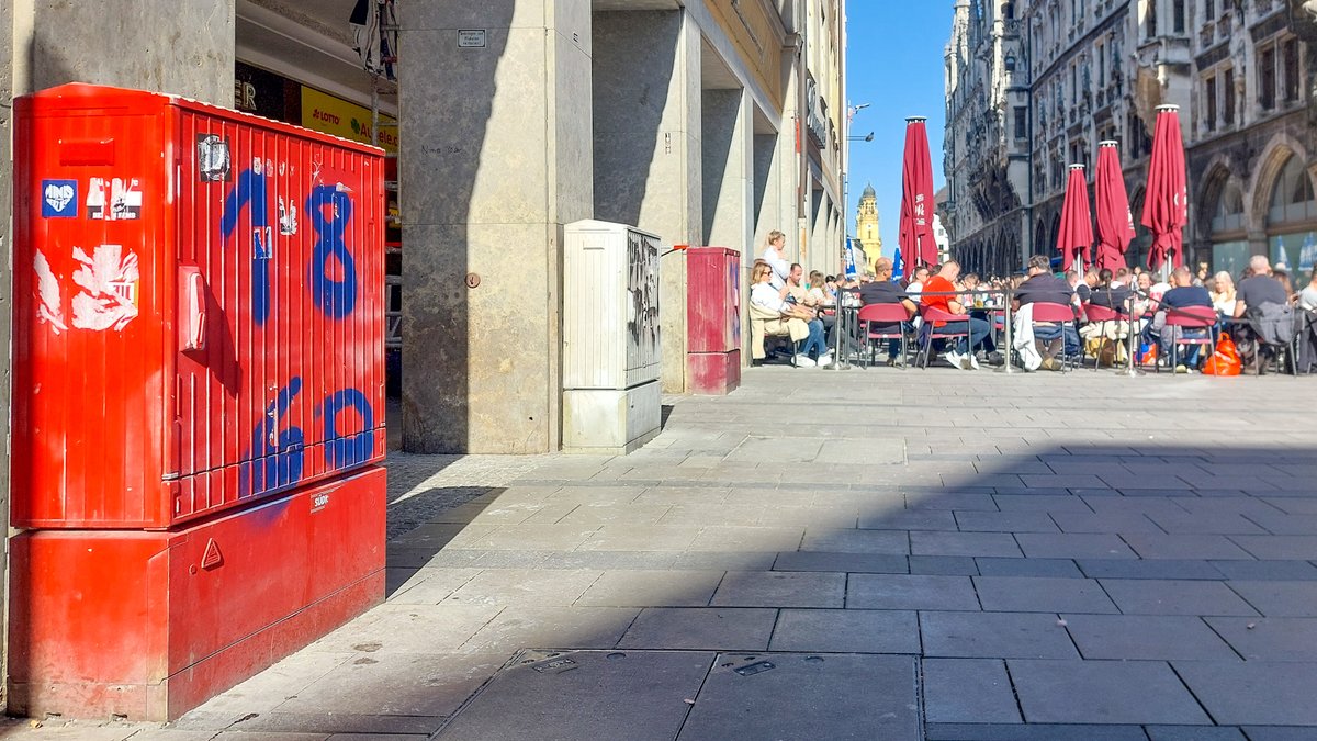 Besprühte Stromkästen am Marienplatz: "1860".