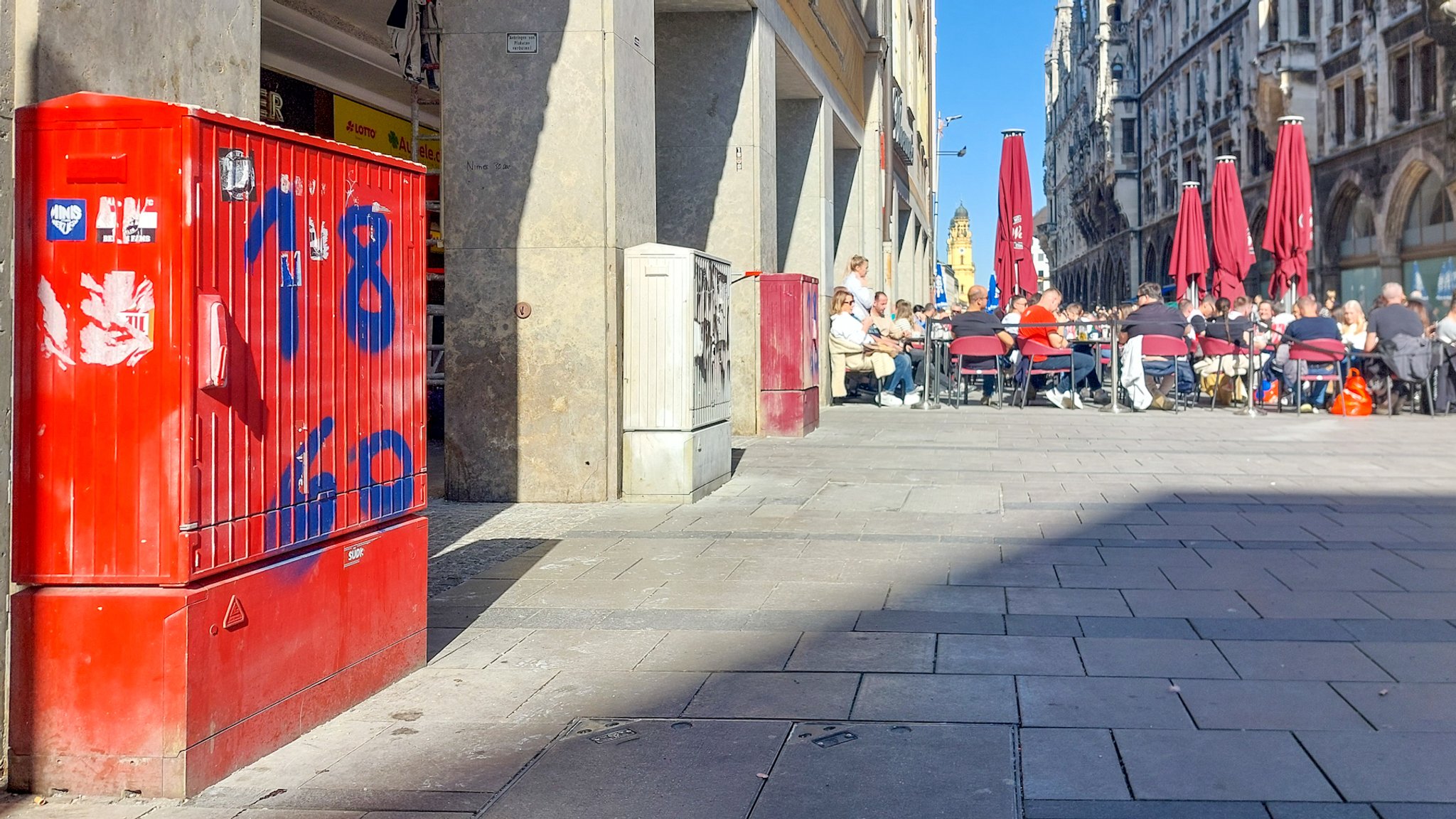 Besprühte Stromkästen am Marienplatz: "1860".