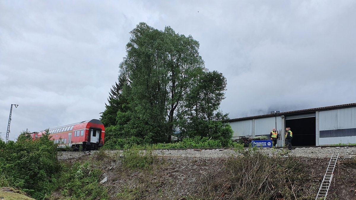 Die Lok und ein Waggon stehen nach dem Zugunglück bei Garmisch-Partenkirchen noch immer auf dem Gleis.