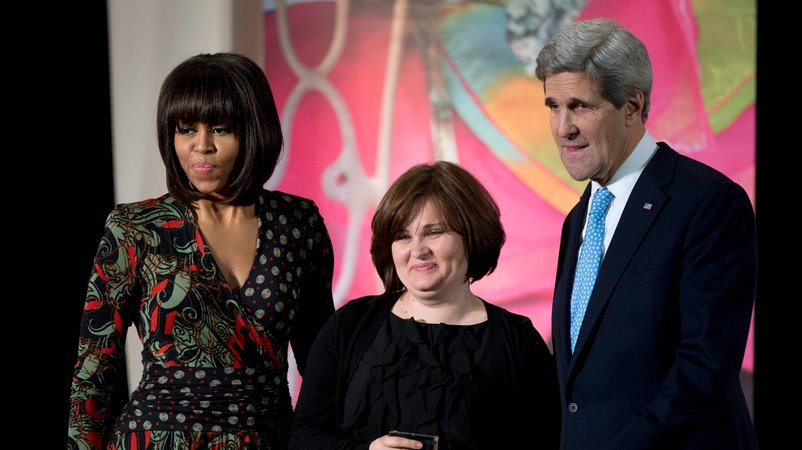  Elena Milaschina (Mitte), zusammen mit der ehemaligen First Lady Michelle Obama und dem ehemaligen US-Außenminister John Kerry