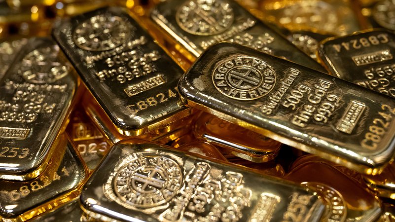 München: Goldbarren in unterschiedlicher Größe liegen beim Edelmetallhändler Pro Aurum in einem Tresor auf einem Tisch. | Bild: dpa-Bildfunk/Sven Hoppe München: Goldbarren in unterschiedlicher Größe liegen beim Edelmetallhändler Pro Aurum in einem Tresor auf einem Tisch.