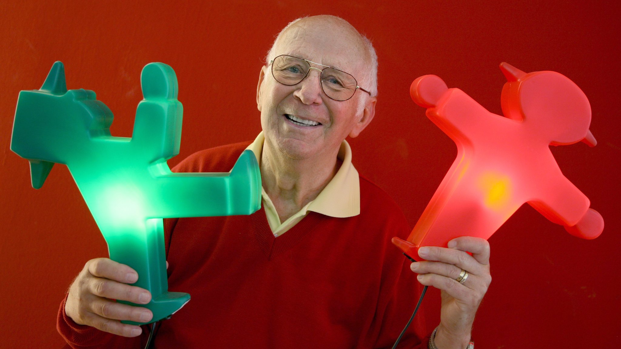 Karl Peglau, der Gestalter des Ost-Ampelmännchens, mit seinen beiden Jungs 