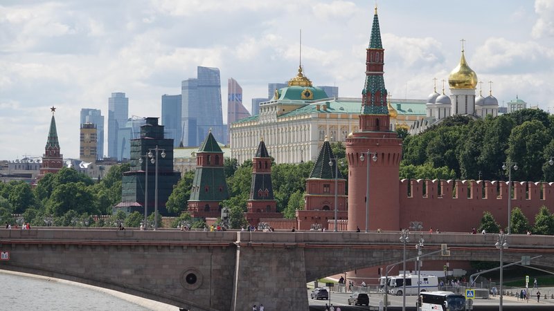 Von der Moskwa aus sind hinter der Brücke der Kreml und das Hochhaus- und Geschäftsviertel Moskwa City (Hintergrund) zu sehen (Archivbild) | Bild: picture alliance/dpa|Ulf Mauder Von der Moskwa aus sind hinter der Brücke der Kreml und das Hochhaus- und Geschäftsviertel Moskwa City (Hintergrund) zu sehen (Archivbild)