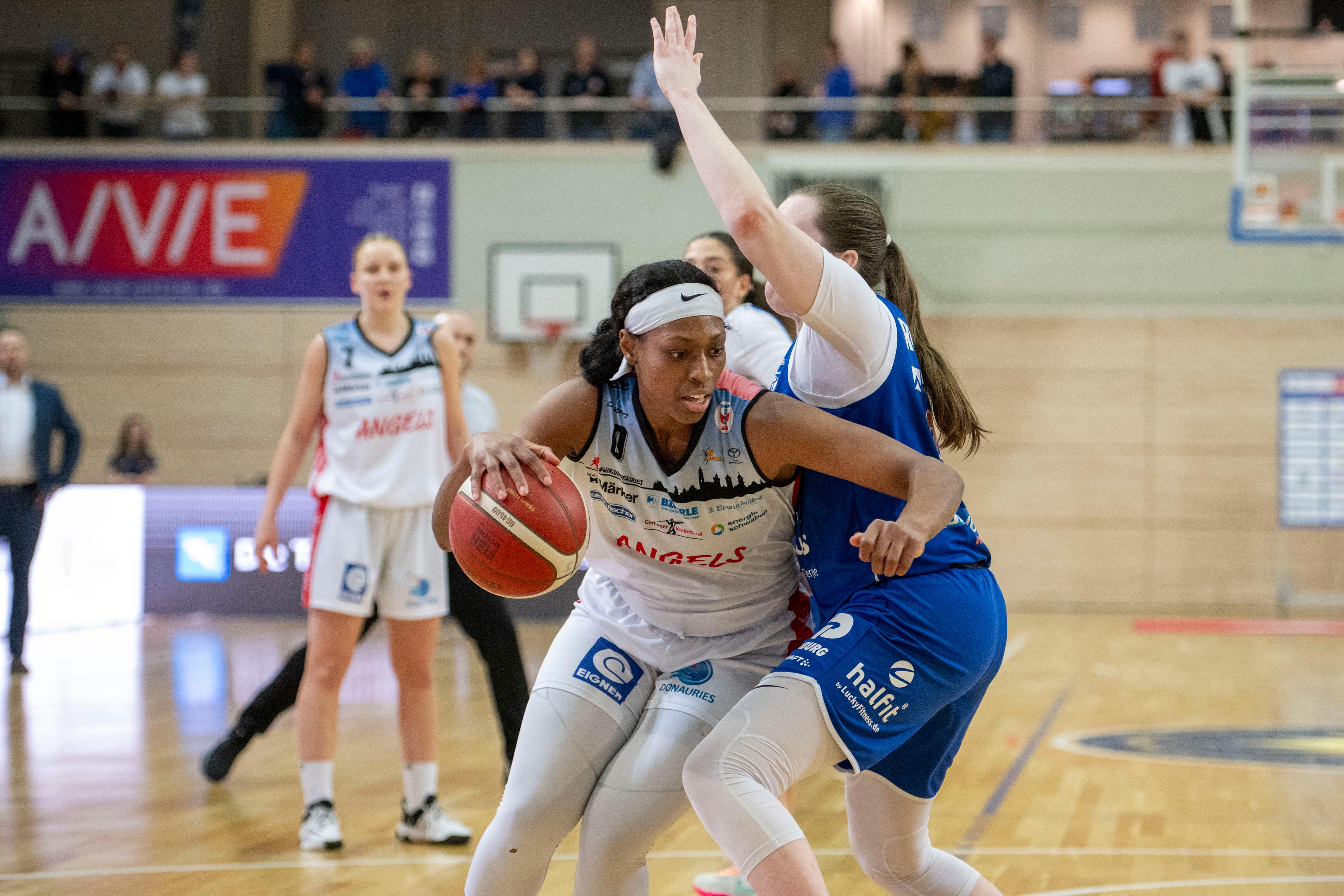 Die Nördlinger Basketballerin Erika Davenport (links) im Play-Off-Spiel gegen Halle. 