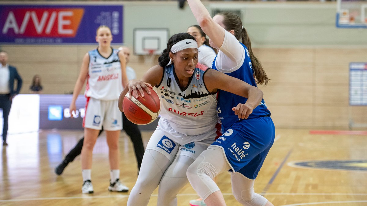 Die Nördlinger Basketballerin Erika Davenport (links) im Play-Off-Spiel gegen Halle. 