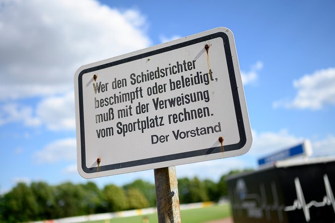 Schild an einem Fußballplatz: Wer den Schiedsrichter beschimpft oder beleidigt, muss mit der Verweisung vom Sportplatz rechnen 