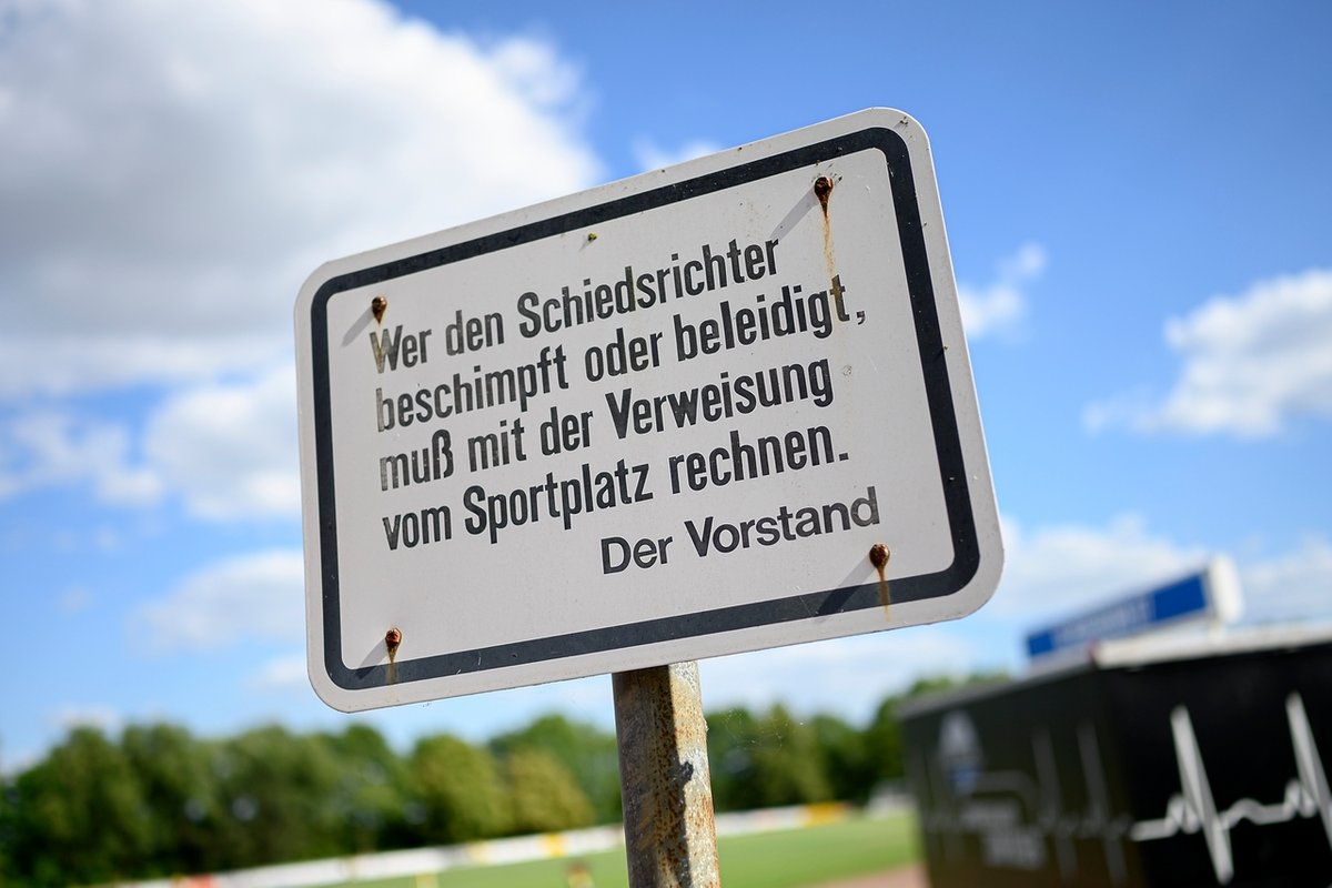 Schild an einem Fußballplatz: Wer den Schiedsrichter beschimpft oder beleidigt, muss mit der Verweisung vom Sportplatz rechnen 
