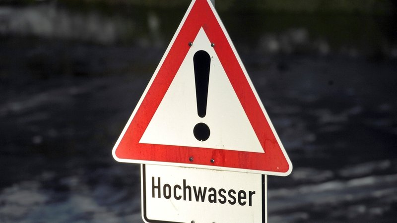 Warnschild vor Hochwasser