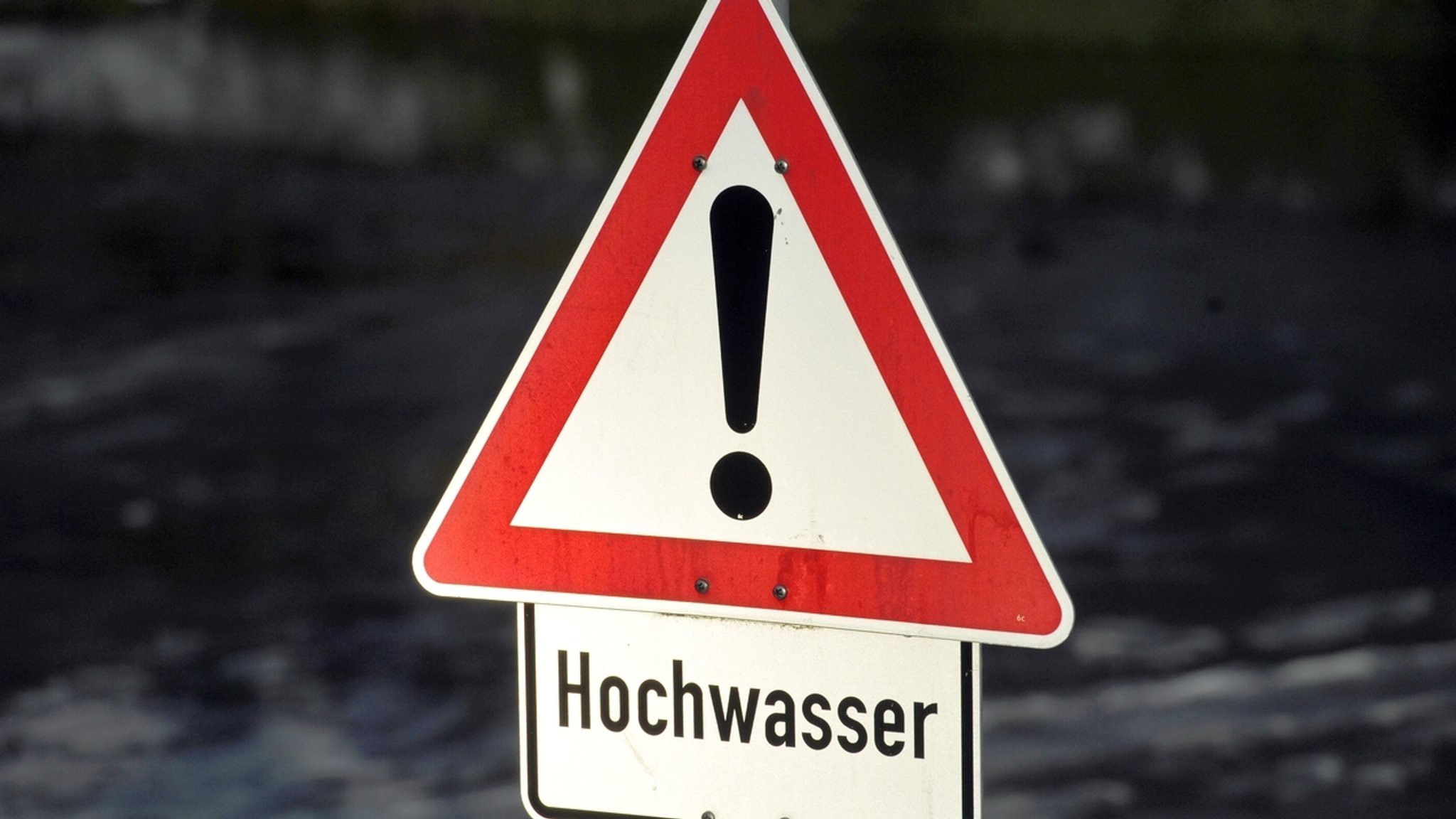 Warnschild vor Hochwasser