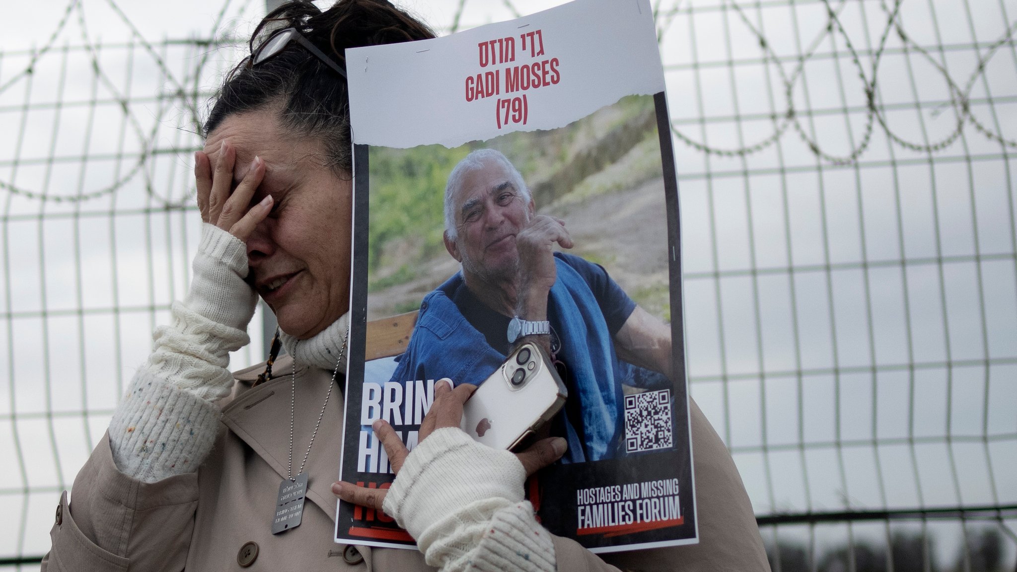 Die Nichte von Gadi Moses, Efrat Machikawa, hält ein Plakat mit dem Foto ihres Onkels hoch. 