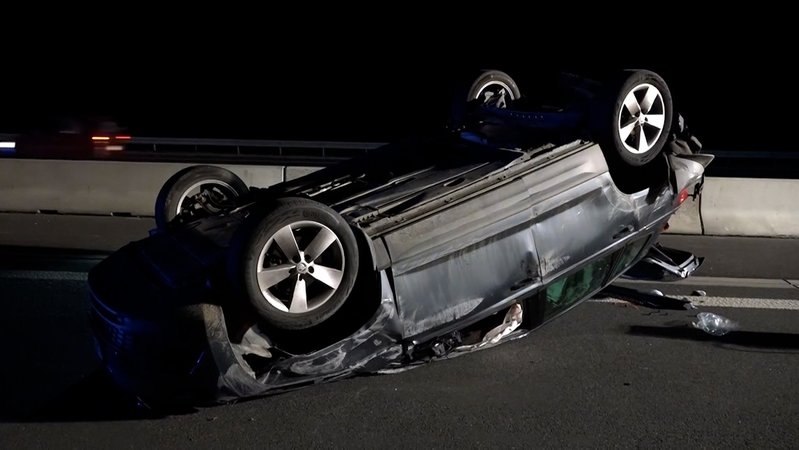 Ein offenbar betrunkener Autofahrer hat einen schweren Unfall auf der A3 bei Waldaschaff im Landkreis Aschaffenburg verursacht