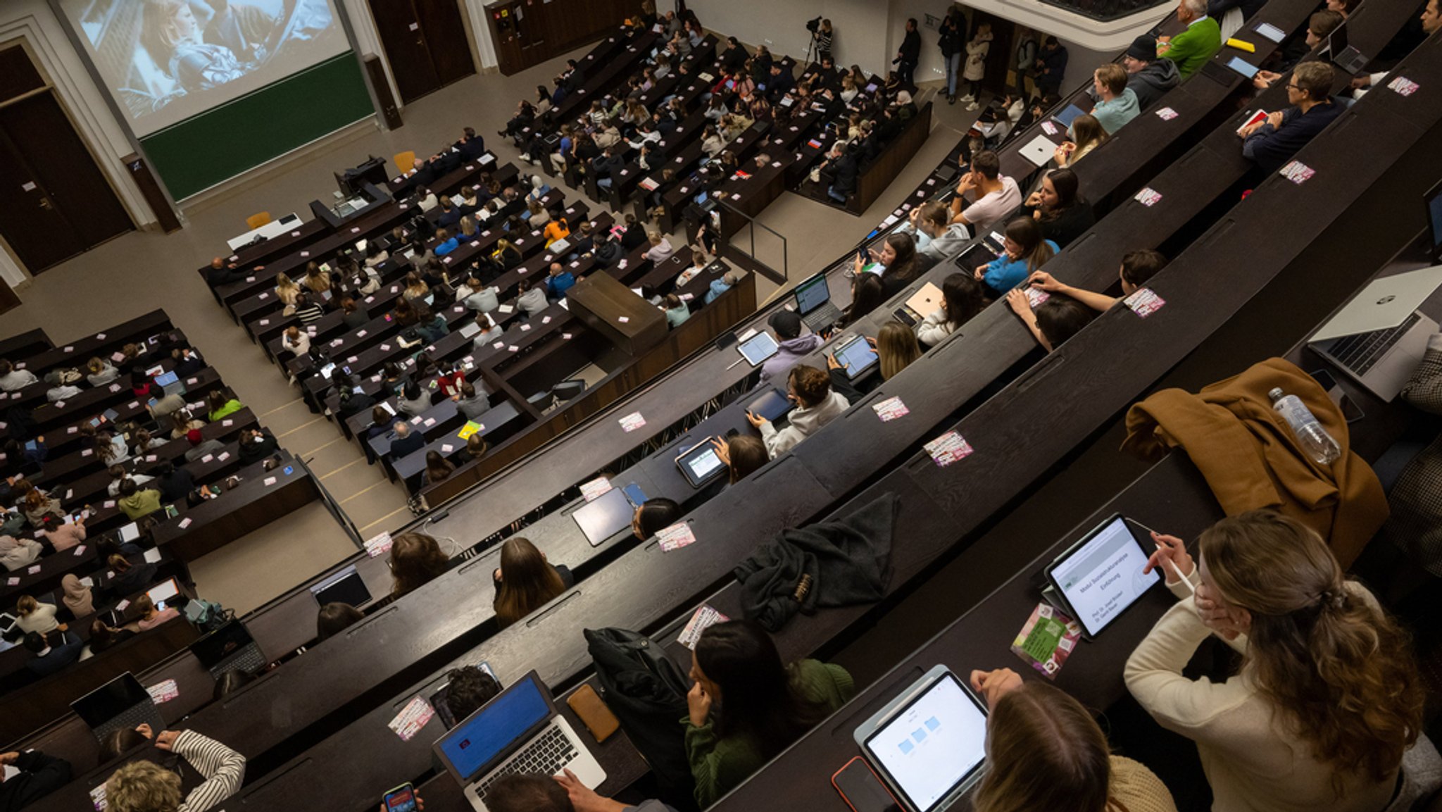 Studierende nehmen an einer Veranstaltung im Audimax der Ludwig-Maximilians-Universität (LMU) teil (Symbolbild).