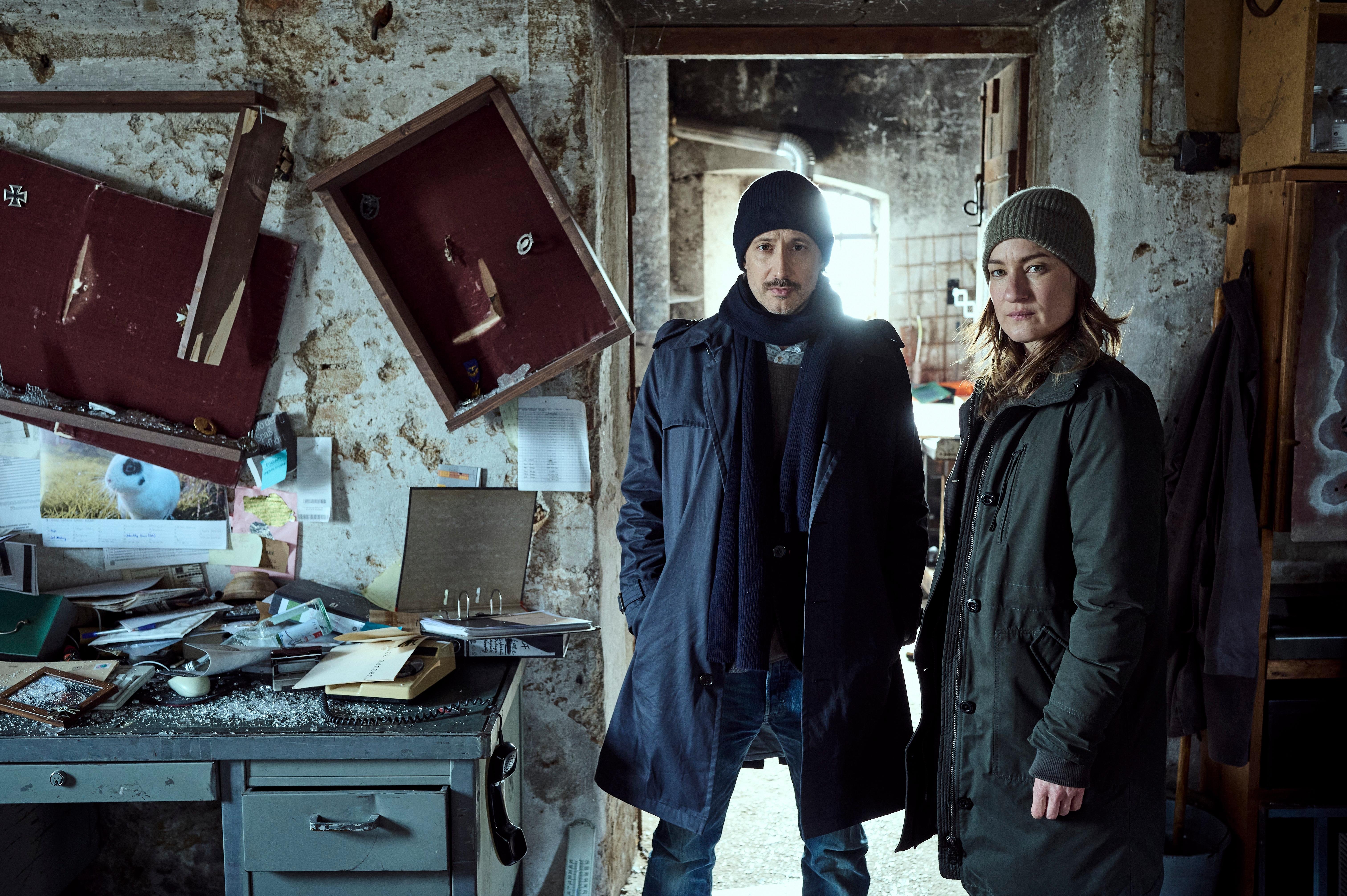Szenenfoto "Gier nach Gold": Ein Ermittler und eine Ermittlerin stehen in einem alten Haus | Bild:Degeto Film GmbH/BR/Hager Moss Film GmbH/Bernd Schuller