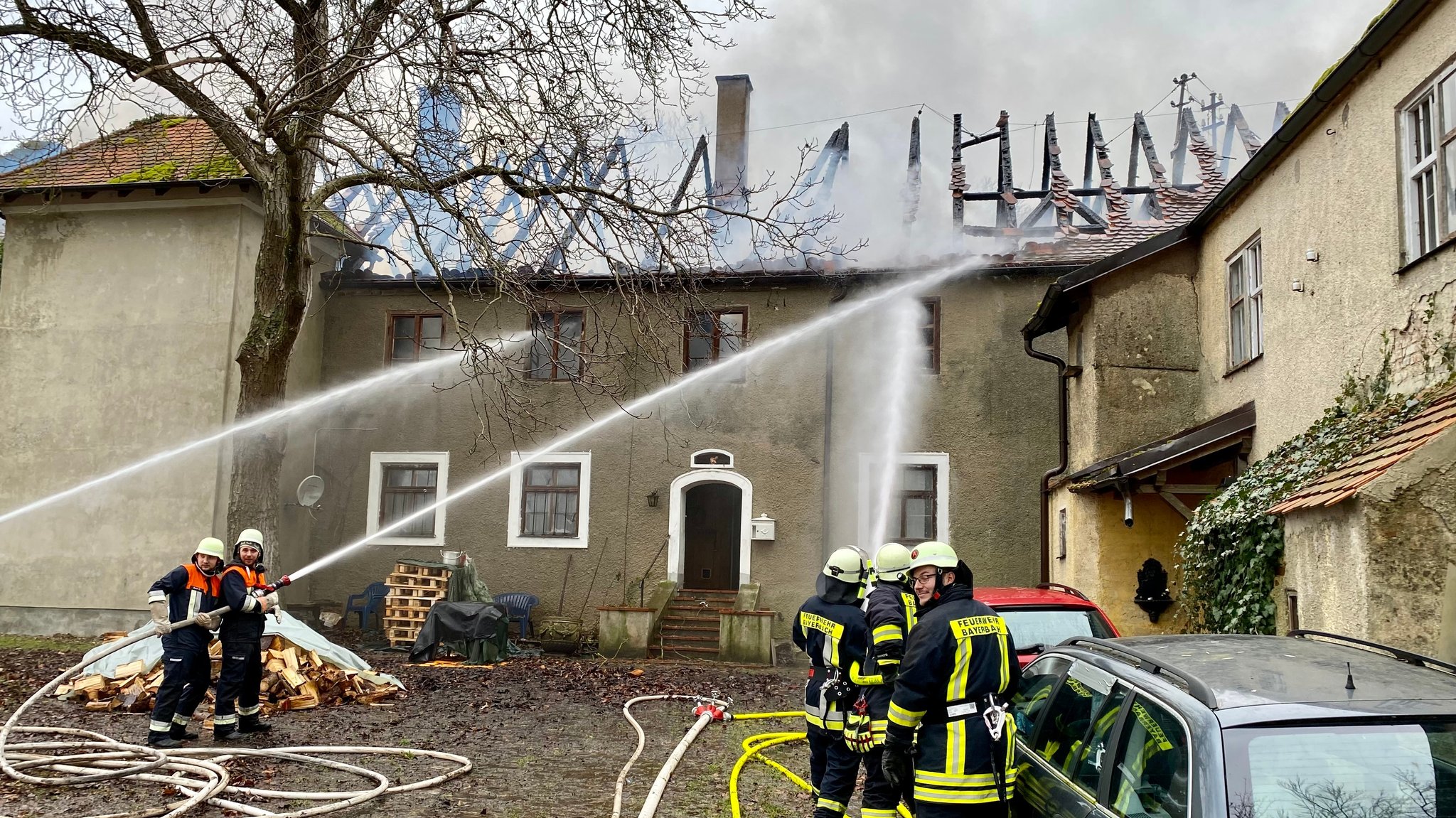 Die Feuerwehr bei den Löscharbeiten