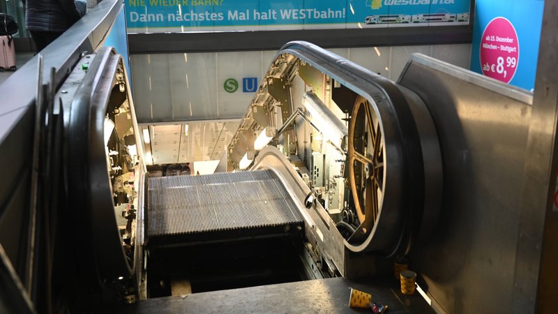 Nicht benutzbare Rolltreppe am Münchner Hauptbahnhof (Symbolbild) | Bild: pa/SZ Photo/Stephan Rumpf Nicht benutzbare Rolltreppe am Münchner Hauptbahnhof (Symbolbild)