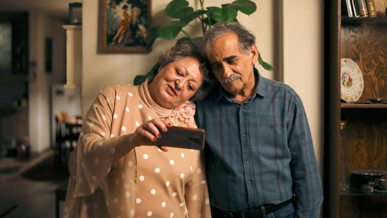 Die iranischen Schauspieler Lily Farhadpour und Esmail Mehrabi in einer Szene der Tragikomödie "Ein kleines Stück vom Kuchen"  | Bild:Hamid Janipour / Alamode Film