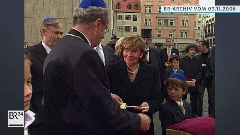 Oberbürgermeister Christian Ude übergibt symbolisch den Schlüssel der neuen Synagoge Ohel Jakob an Charlotte Knobloch