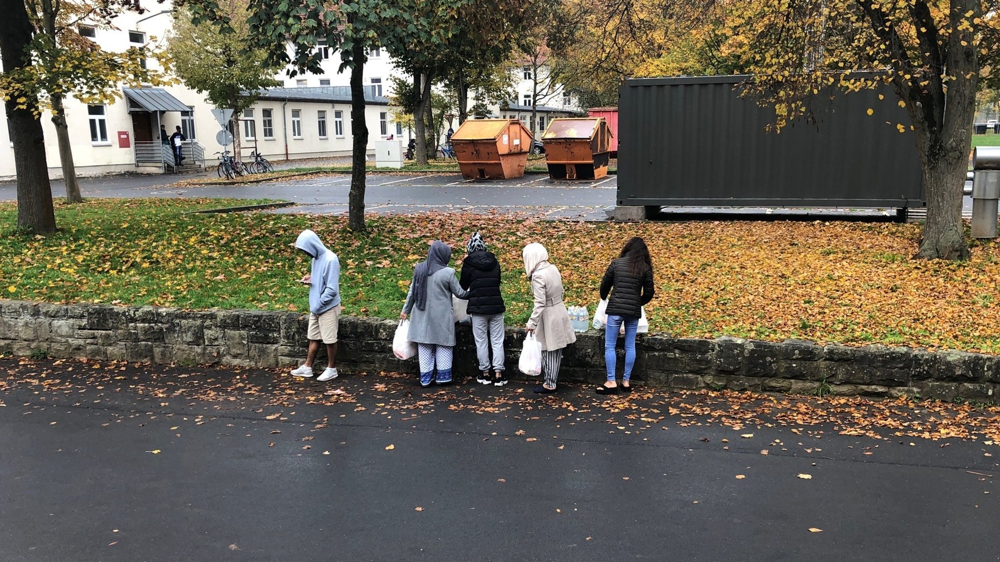 Menschen bei der Essensausgabe im Ankerzentrum Geldersheim