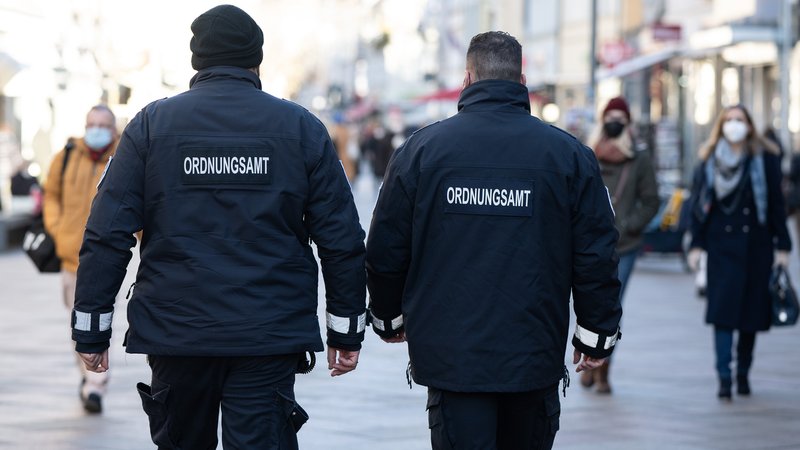 Mitarbeiter vom Ordnungsamt der Stadt Göttingen kontrollieren in der Innenstadt die Maskenpflicht in der Fußgängerzone.