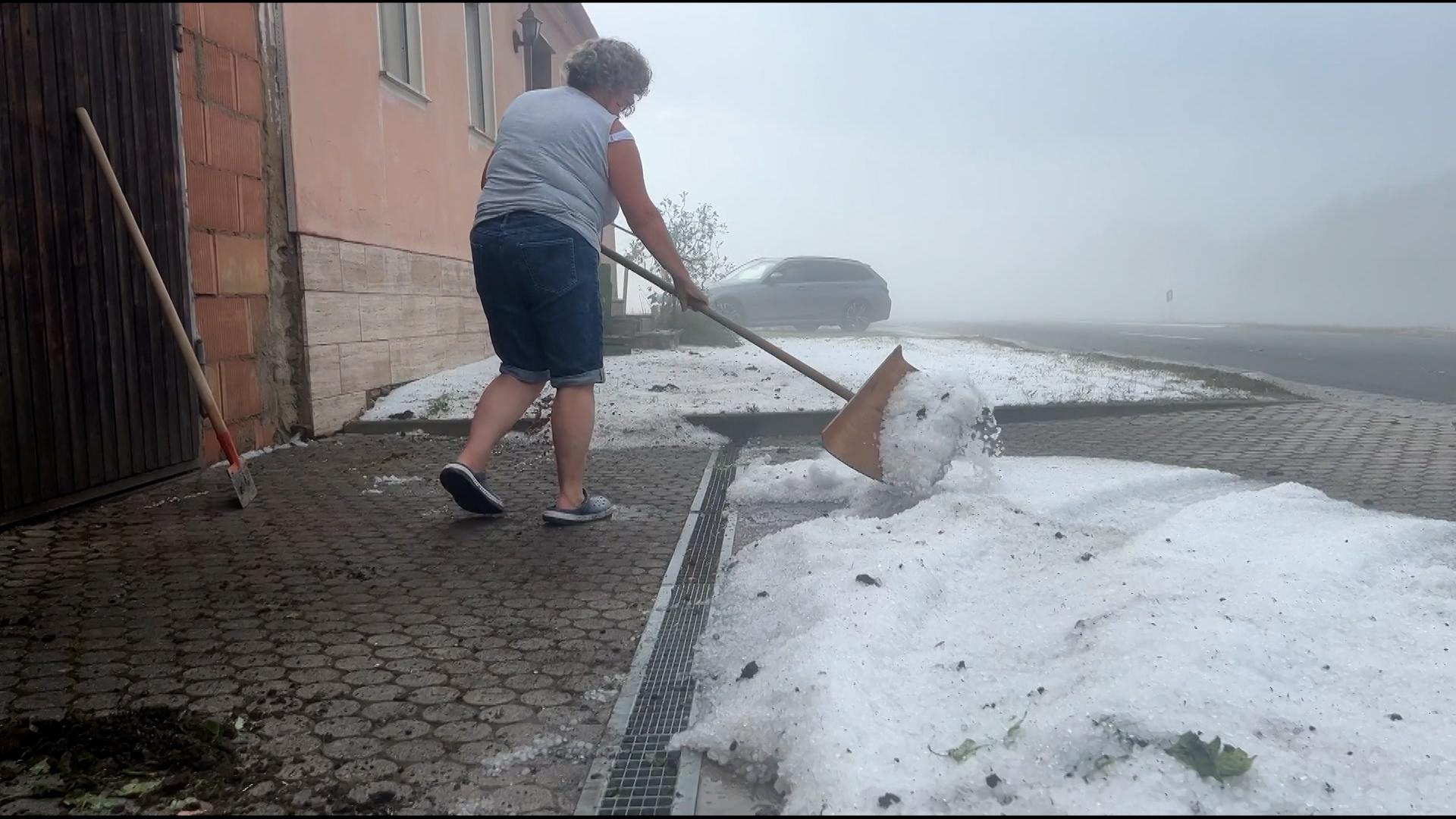 Hagelmassen Bei Unwetter In Bayern – Baum Kollidiert Mit Zug | BR24