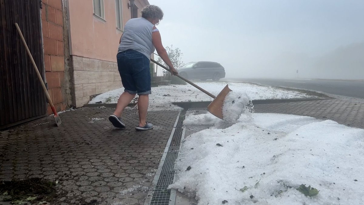 Hagelmassen bei Unwetter in Steinmühle (Landkreis Ansbach) in Mittelfranken.