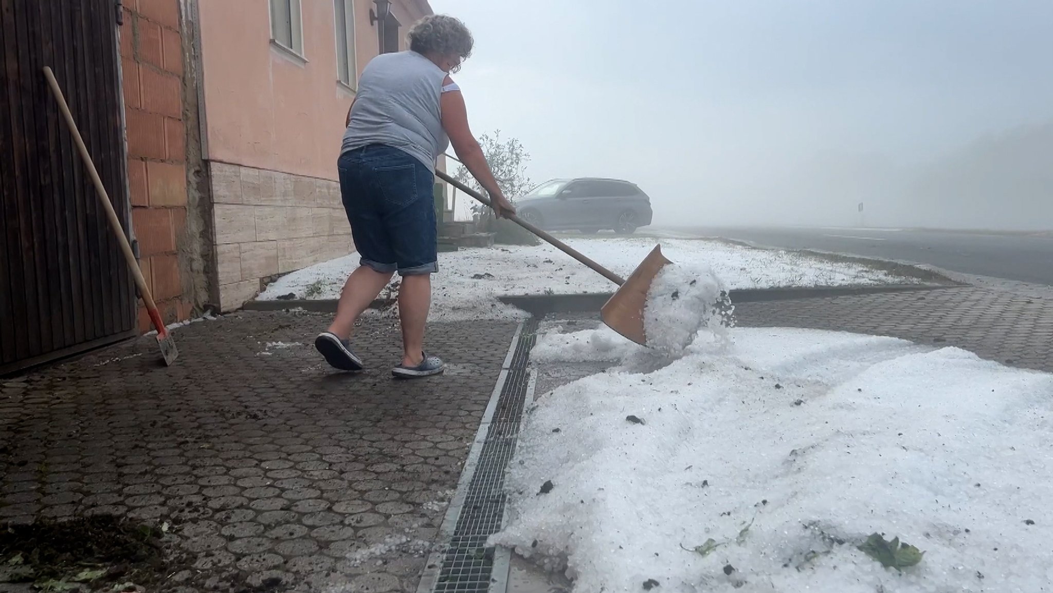 Hagelmassen bei Unwetter in Steinmühle (Landkreis Ansbach) in Mittelfranken.