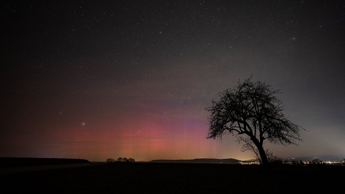 Seltenes Spektakel: Polarlichter bringen Saharastaub zum Funkeln