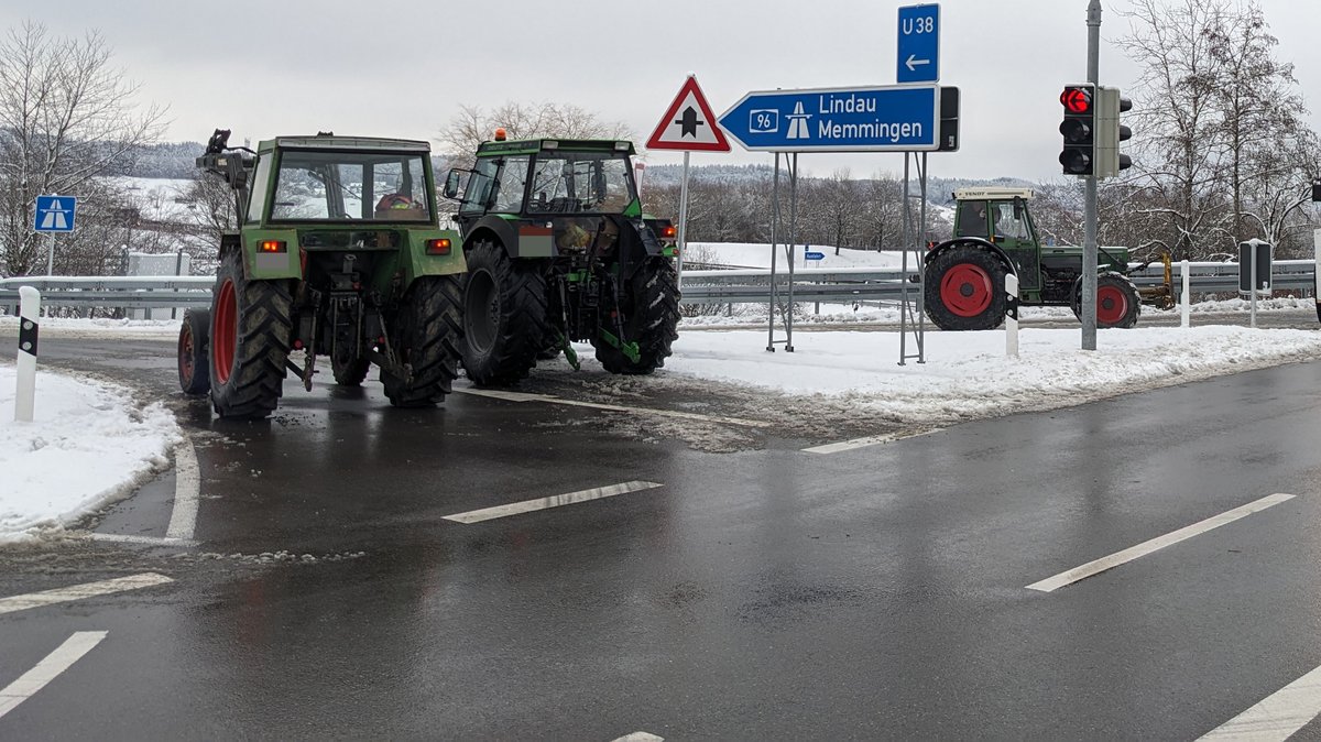 Traktoren blockieren am Montagmorgen (8. Januar) eine Autobahnauffahrt an der Anschlussstelle Mindelheim der A 96.