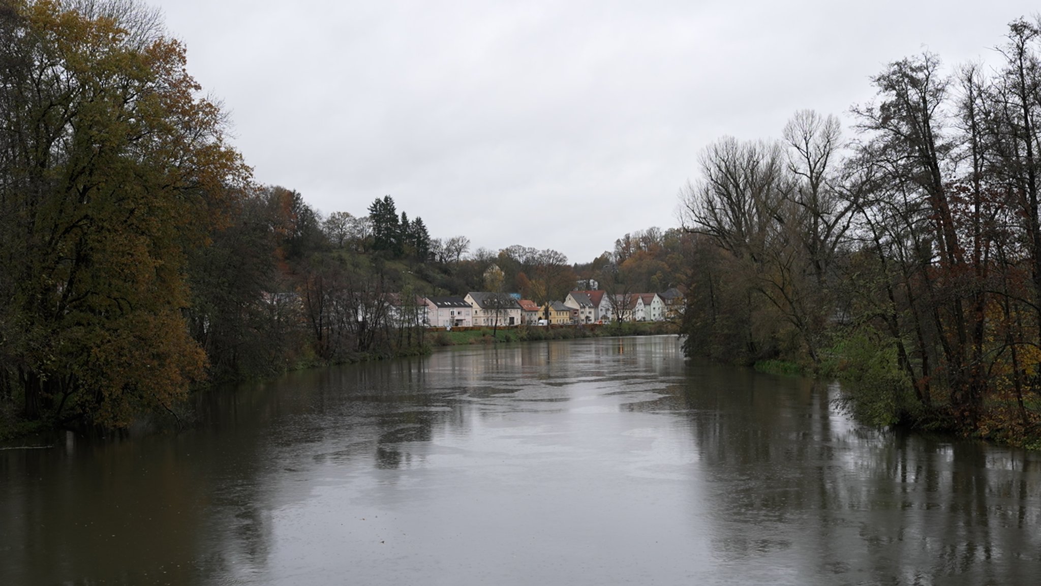 Aus der Regnitz wird das Wasser für die Betreibung der Flusswärmepumpe entnommen