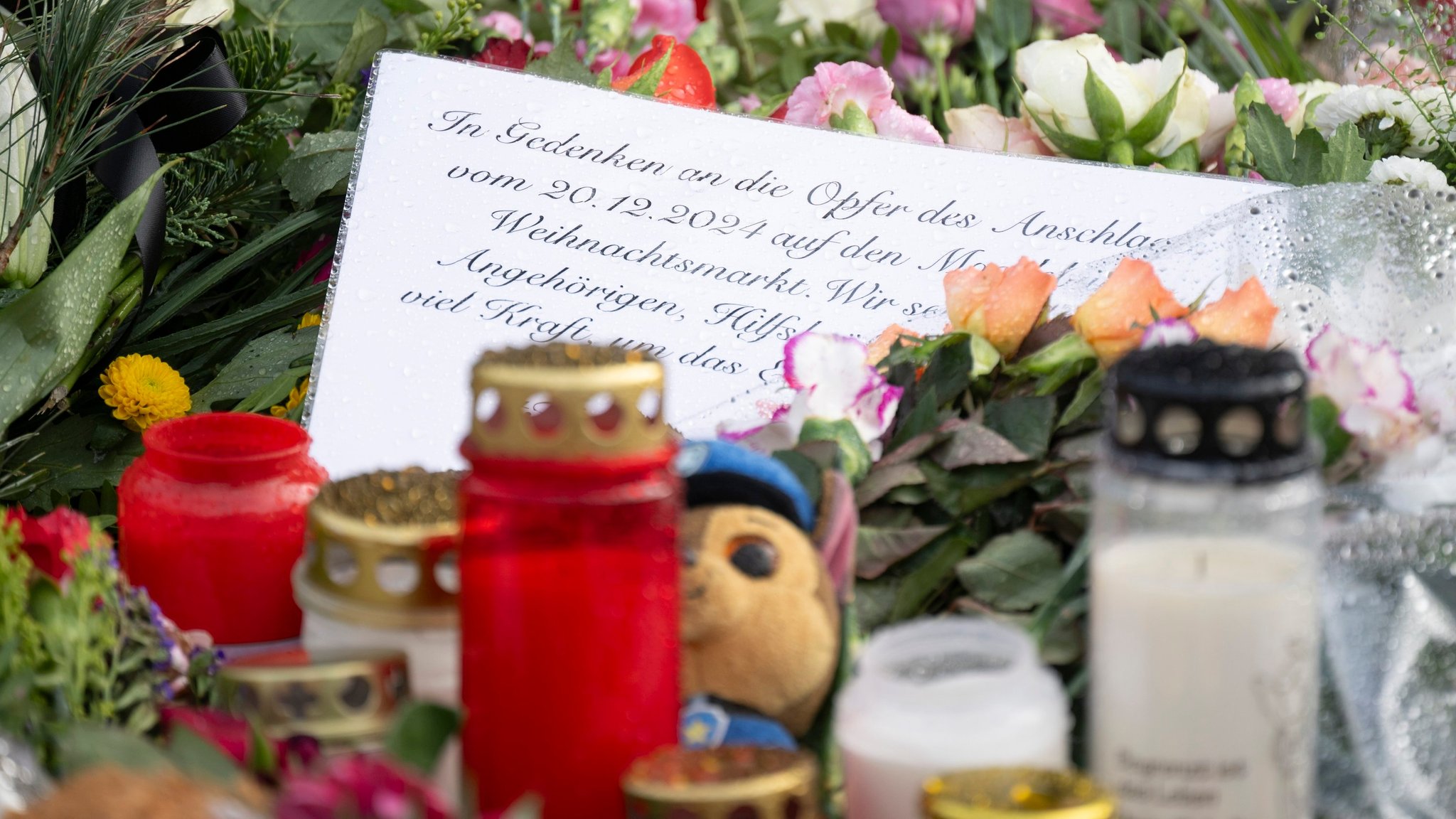 22.12.2024, Sachsen-Anhalt, Magdeburg: Zahlreiche Kerzen und Blumen liegen bzw. stehen vor dem Eingang der Johanniskirche. Am 20. Dezember 2024 ist auf dem Weihnachtsmarkt in Magdeburg ein Autofahrer in eine Menschengruppe gefahren. Es gab mehrere Tote und Verletzte.