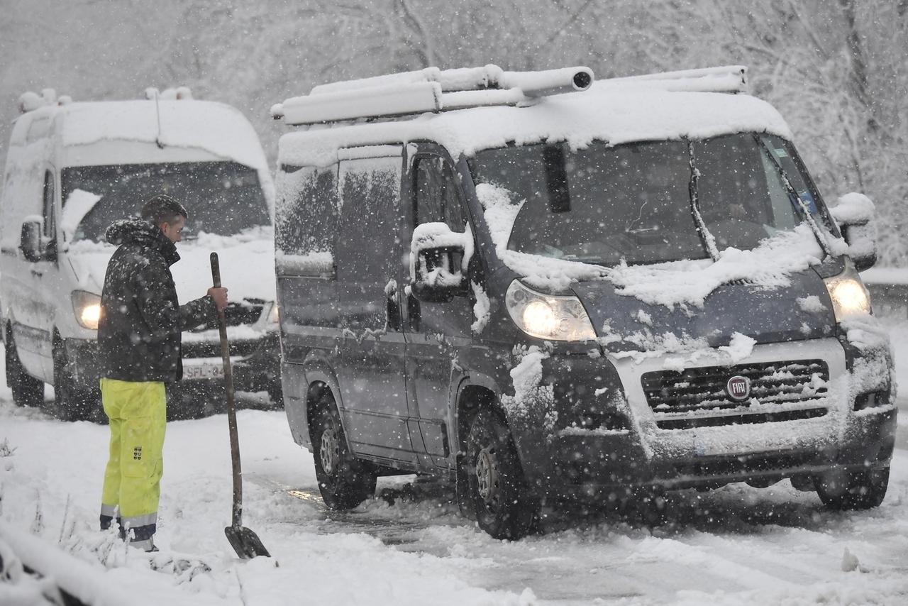 Schneechaos In Belgien Und Den Niederlanden | BR24