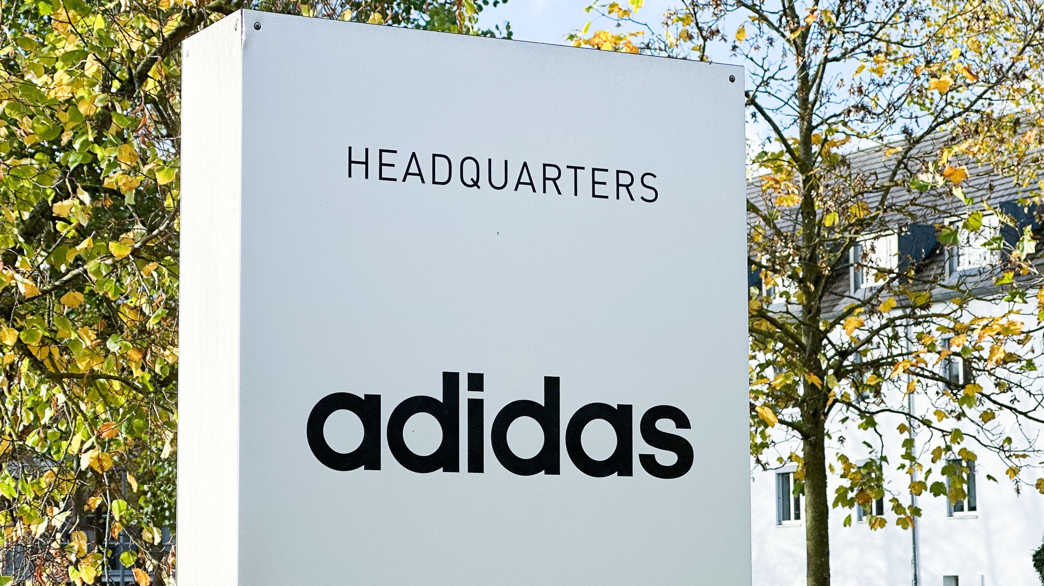 Zollstreit: Steuerfahnder durchsuchen Adidas-Zentrale