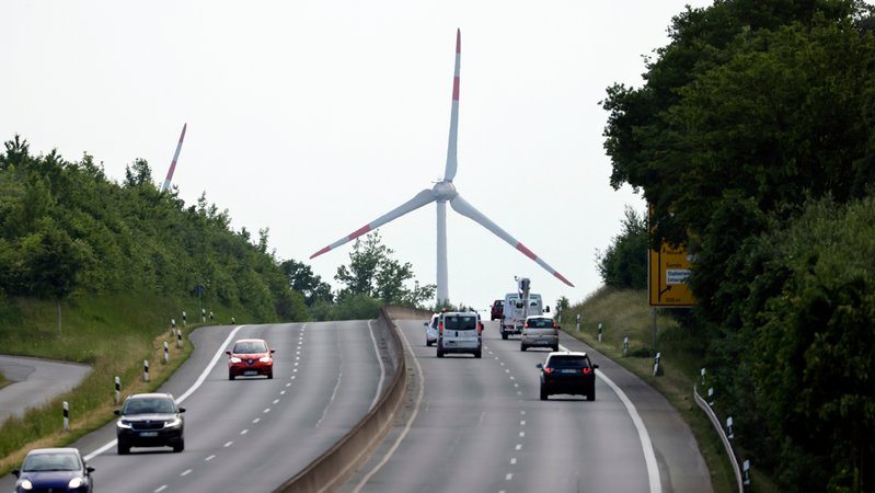 Ein Windrad steht nahe einer Autobahn bei Paderborn. | Bild: picture alliance / Panama Pictures | Christoph Hardt Ein Windrad steht nahe einer Autobahn bei Paderborn.