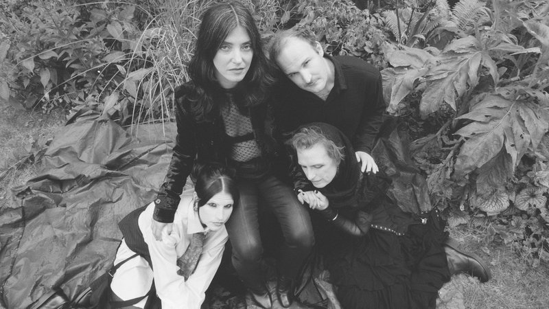Eine Wahlfamilie: Sharon van Etten und ihre Band The Attachment Theory | Bild: Susu Laroche Eine Wahlfamilie: Sharon van Etten und ihre Band The Attachment Theory