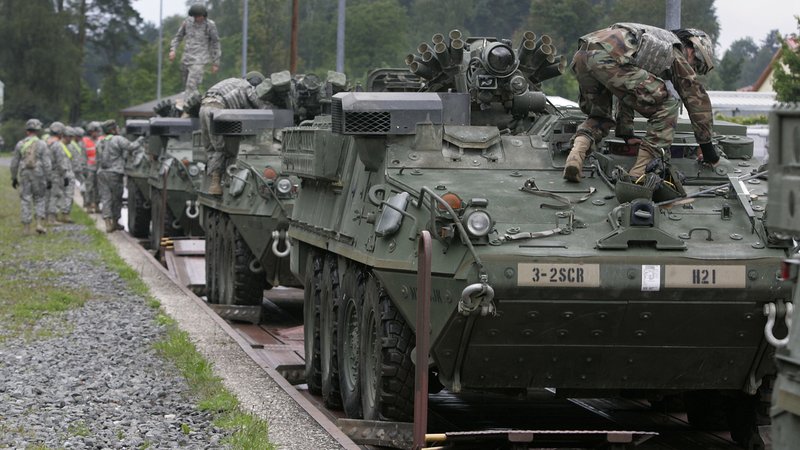 (Symbolbild) US-Soldaten und Panzer der Armee | Bild: pa/AP Photo/Diether Endlicher (Symbolbild) US-Soldaten und Panzer der Armee