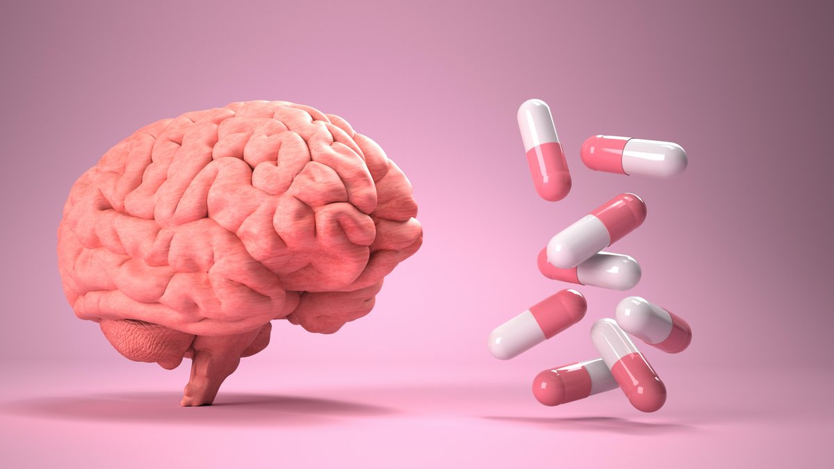 3-D-Darstellung eines Gehirns und Tabletten