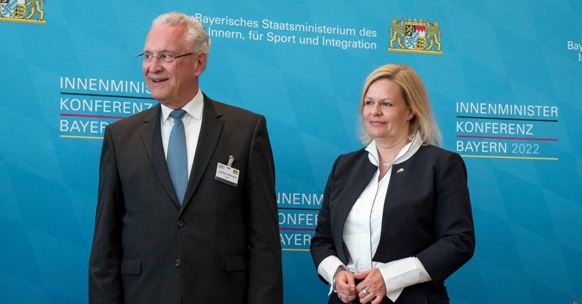 Bundesinnenministerin Nancy Faeser, SPD und Bayerns Innenminister Joachim Herrmann, CSU bei der Innenministerkonferenz in Würzburg, 1.6.2022