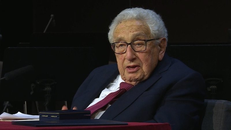 Er war einer der berühmtesten, aber auch umstrittensten Diplomaten des 20. Jahrhunderts: der frühere US-Außenminister Henry Kissinger. Gestern starb er im Alter von 100 Jahren.