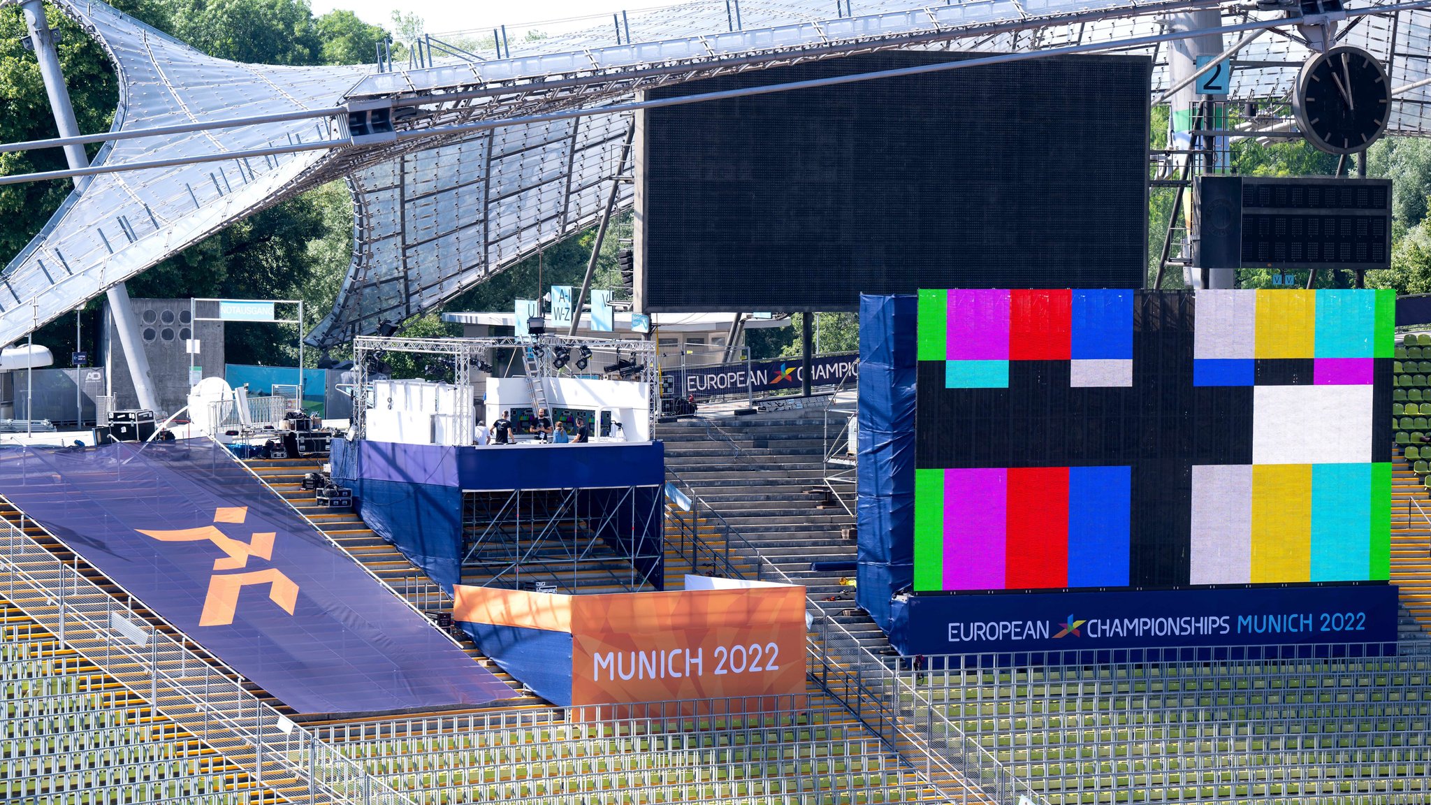 Eine Videowand mit einem Testbild ist im Olympiastadion während des Aufbaus der Sportanlagen für die European Championships Munich 2022 zu sehen.