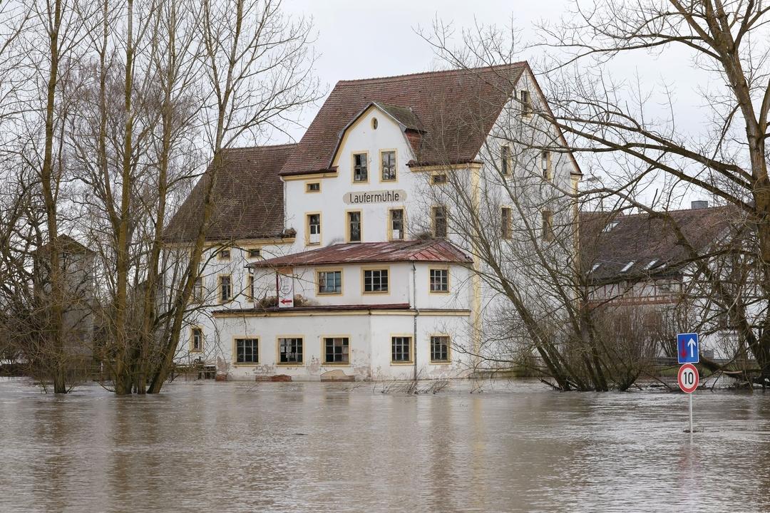 3.02.2026, Bayern, Adelsdorf: Die Aisch führt Hochwasser bei Adelsdorf-Lauf an der Laufermühle - die Aisch hat am Pegelhäuschen einen Stand von 500cm erreicht, das ist Warnstufe 3 von 4 (großes Hochwasser).