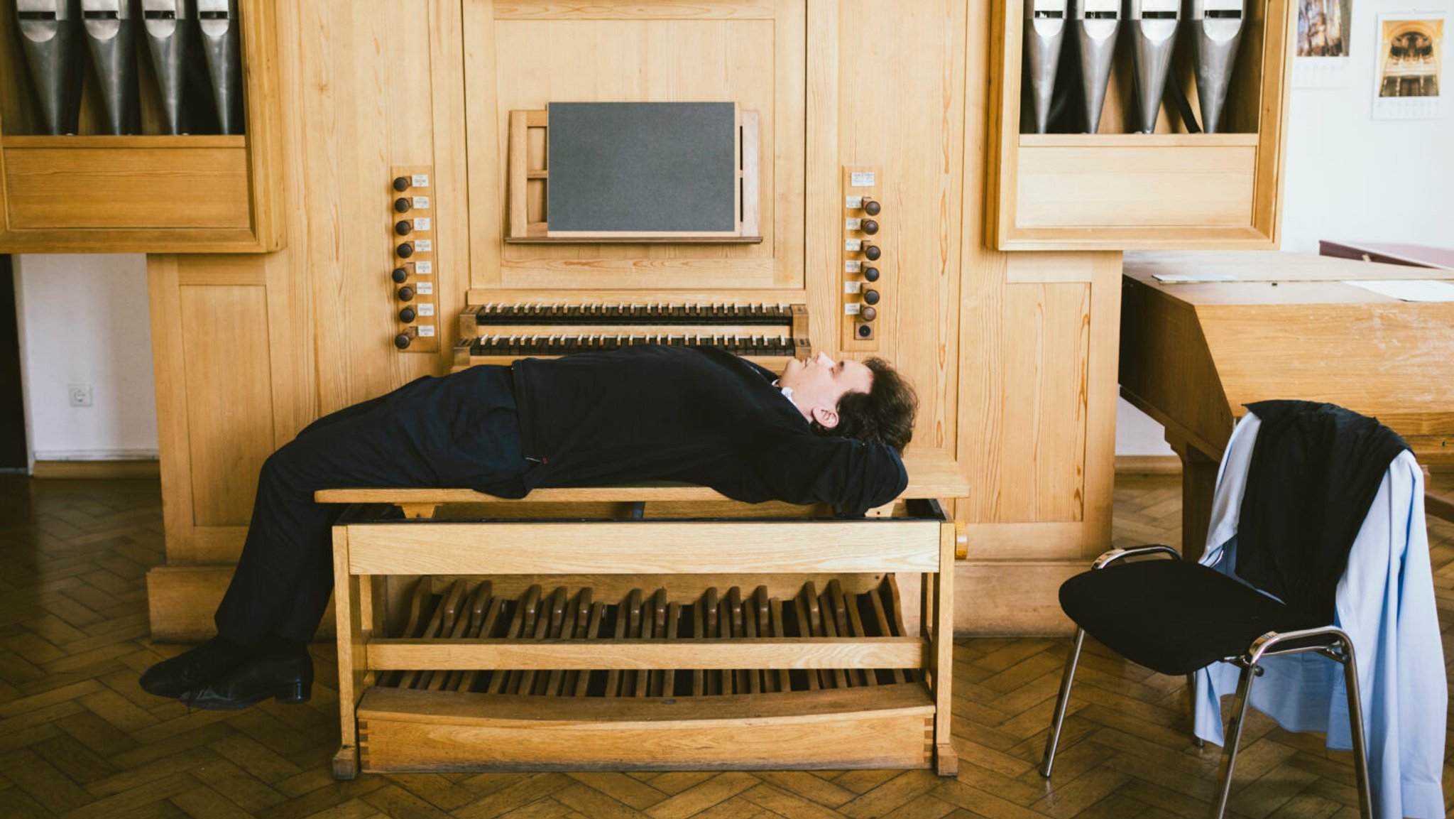 Semifinalist William Fielding ruht sich auf der Orgelbank aus | Bild: ARD-Musikwettbewerb Semifinalist William Fielding ruht sich auf der Orgelbank aus