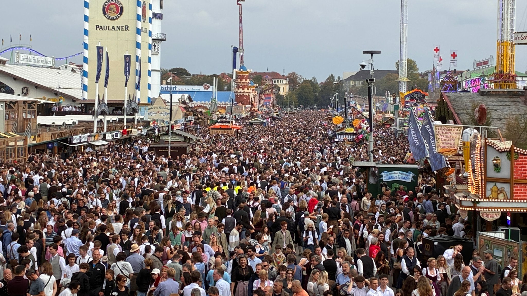Auf dem Oktoberfest sind momentan so viele Besucher, dass der Veranstalter darum bittet, derzeit nicht auf die Theresienwiese zu kommen.