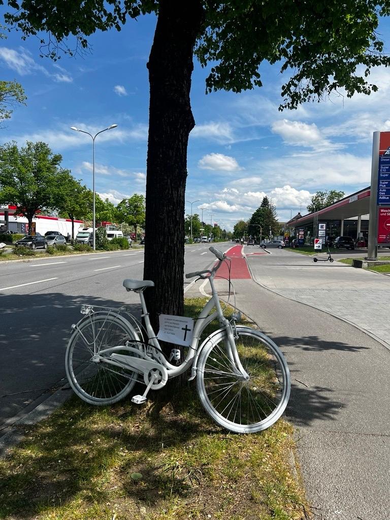 Zu sehen ist ein weiß lackiertes Geisterrad an der Unfallstelle. 