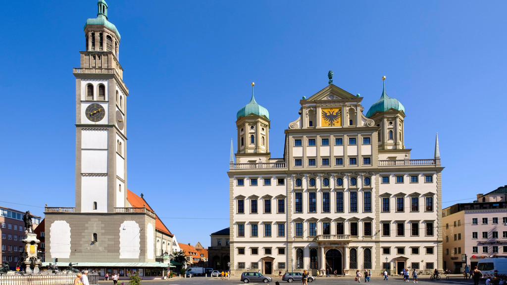 Der Augsburger Rathausplatz mit dem Perlachturm