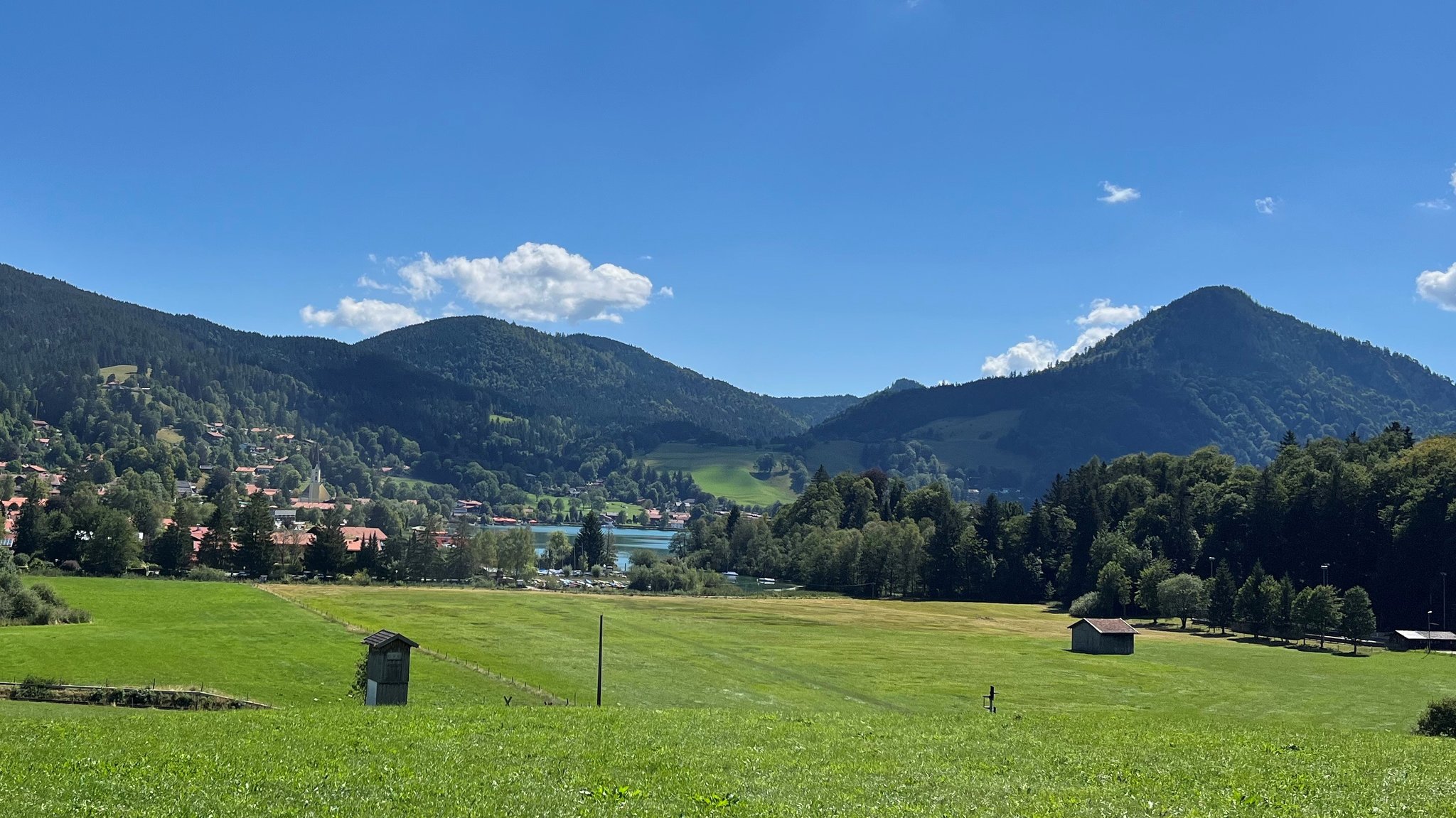 Am Schliersee sind die Wiesen noch recht grün.