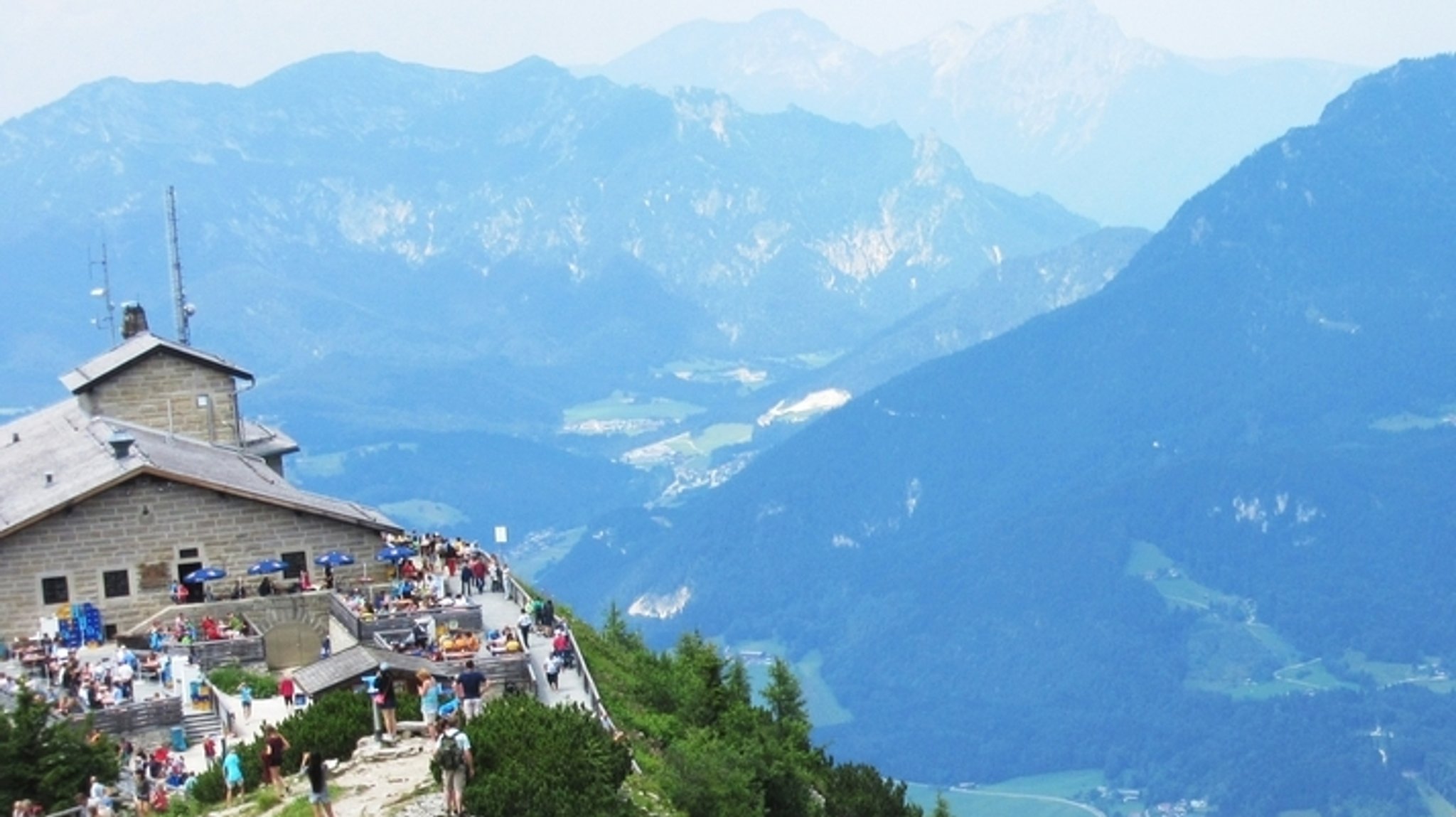 Zu sehen ist das Kehlsteinhaus im Betrieb. 